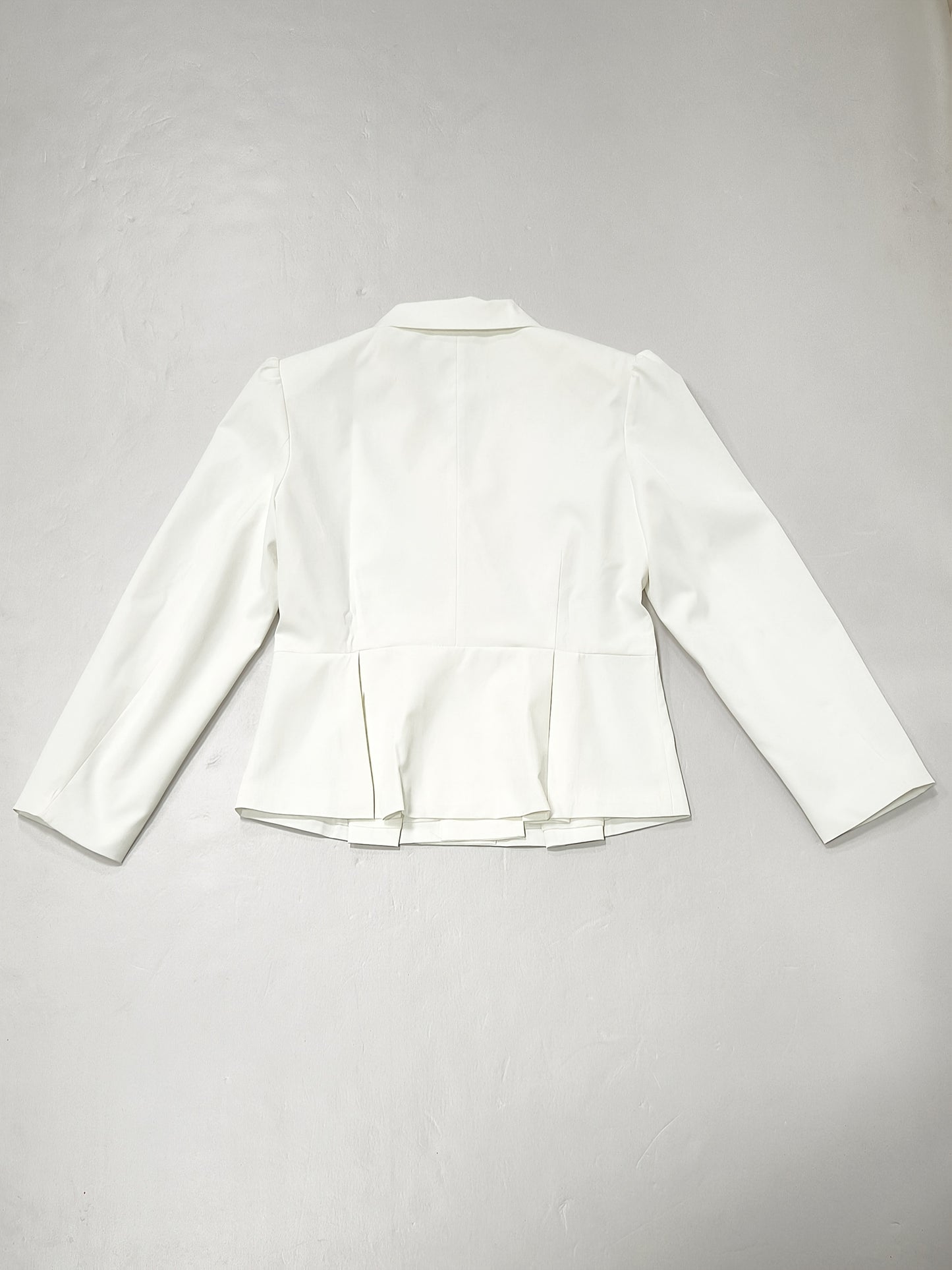Women'S Half-Length Skirt Suit with a Fitted White Blazer And a Short Skirt, Featuring a Cinched Waist, Perfect for Spring And Summer Office Wear.