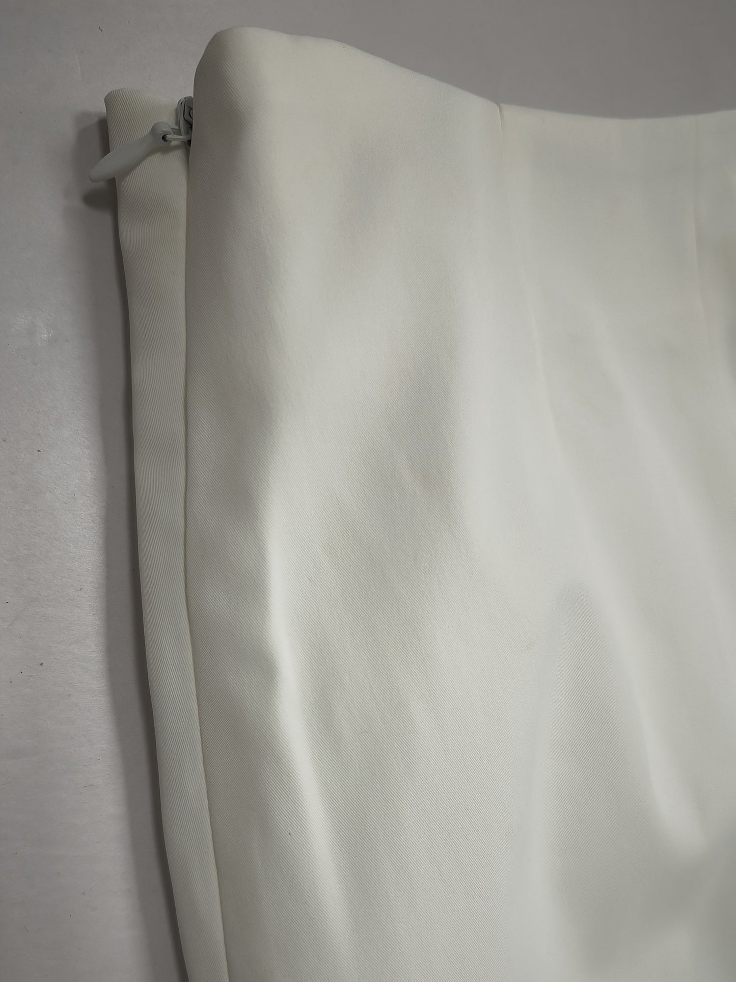 Women'S Half-Length Skirt Suit with a Fitted White Blazer And a Short Skirt, Featuring a Cinched Waist, Perfect for Spring And Summer Office Wear.